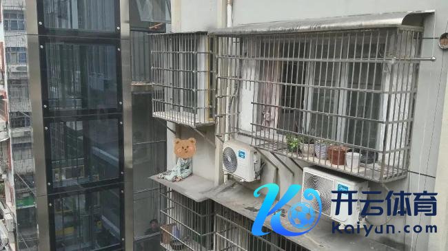 惊愕！男孩躲猫猫被困6楼雨棚顶部 消防穷困破窗支柱